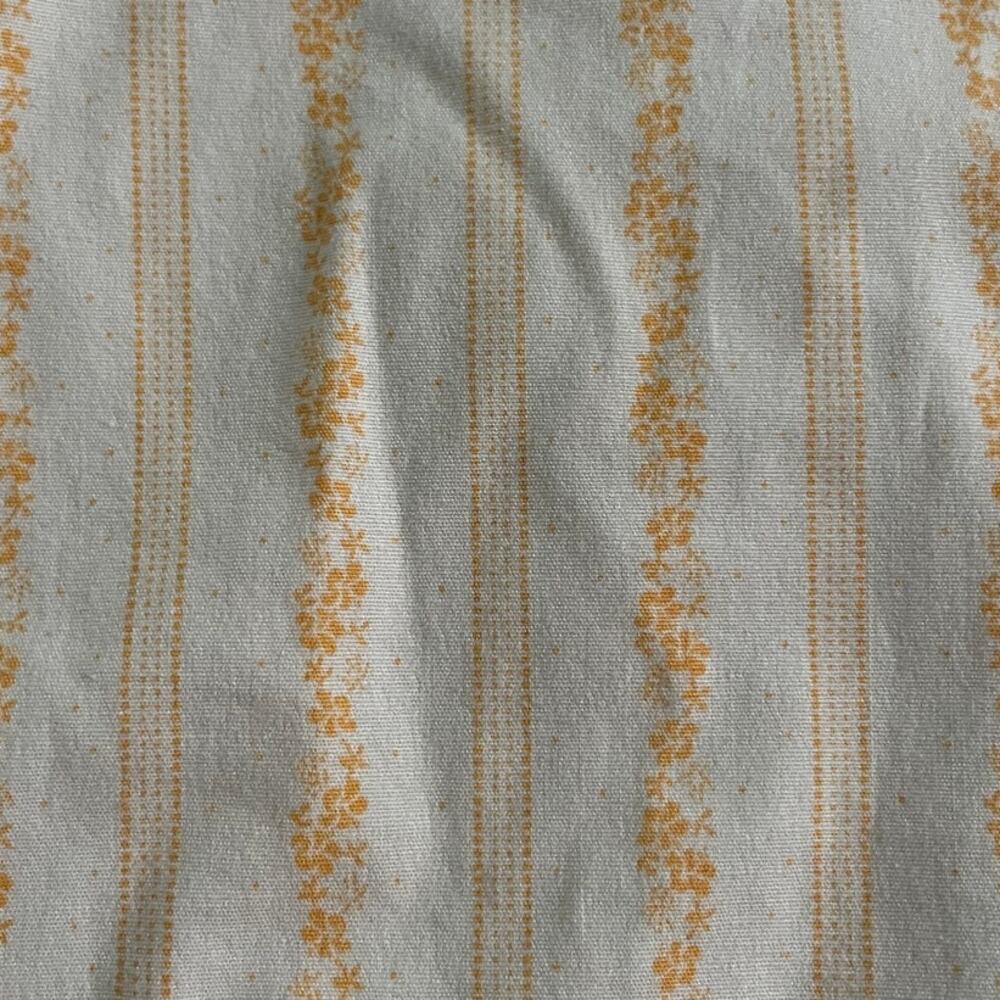 Vtg. 50s style cotton White and Orange Floral Button up - Picture 5 of 7